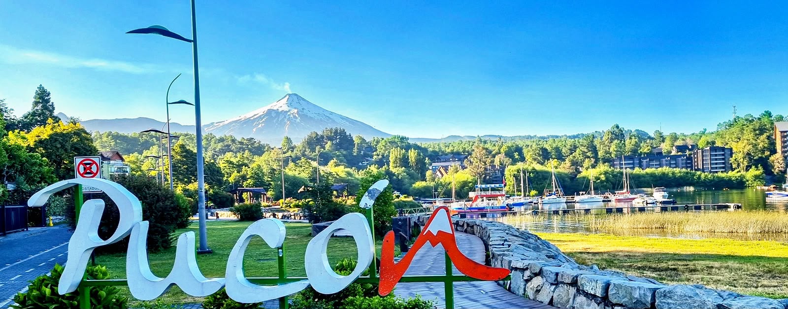 Vista de Pucón y el volcán